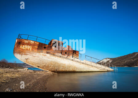 Old rusty abandonné le navire à Studen kladenec dam en Bulgarie Banque D'Images