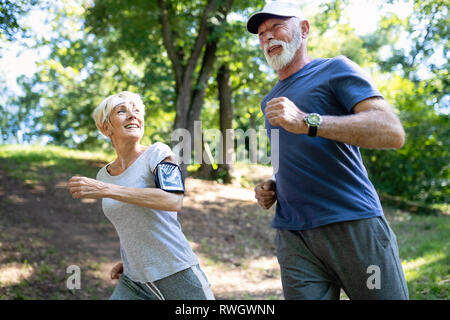 Senior woman et homme en faisant des exercices de remise en forme Banque D'Images