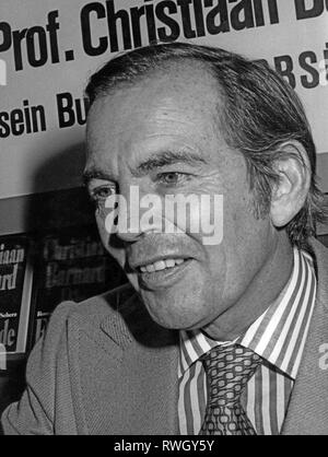 Barnard, Christiaan Neethling, 8.11.1922 - 2.9.2001, médecin sud-africain, portrait, lors de la présentation de son roman "L'indésirable", l'Allemagne, 1976, Additional-Rights Clearance-Info-Not-Available- Banque D'Images