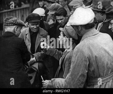 Gorky, Maxim, 28.3.1868 - 18.6.1936, l'auteur russe / écrivain, demi-longueur, dans une conversation avec les travailleurs d'un chantier naval à Leningrad, 1929 Additional-Rights Clearance-Info,--Not-Available Banque D'Images