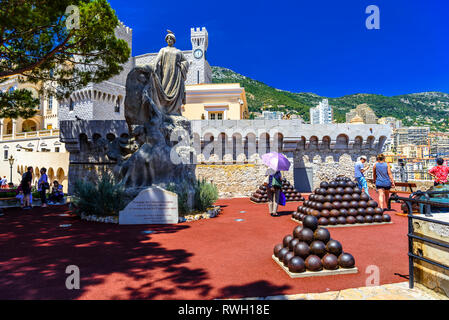 Sculpture hommage de colonies étrangères avec des boulets de canon dans :'s Palace, Fontvielle, Monte-Carlo, Monaco, Cote d'Azur, French Riviera. Banque D'Images