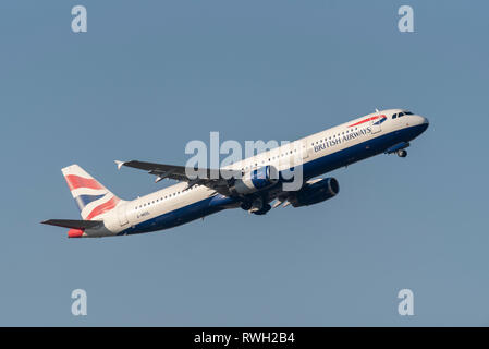 British Airways Airbus A321 avion à réaction G-MEDL décollant de l'aéroport de Londres Heathrow, Royaume-Uni, dans un ciel bleu Banque D'Images