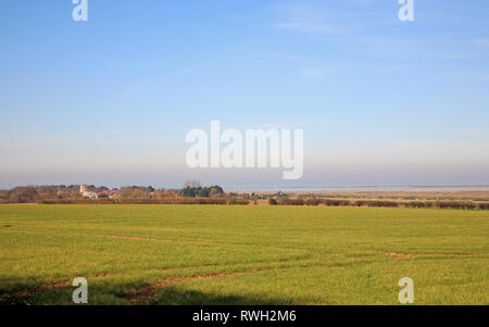 Une vue sur les terres agricoles du village de Morston et Blakeney Point à partir de la dépréciation à Blakeney, Norfolk, Angleterre, Royaume-Uni, Europe. Banque D'Images
