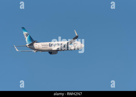 EgyptAir Boeing 737 avion de ligne à réaction SU-GDC décollant de l'aéroport de Londres Heathrow, Royaume-Uni, dans un ciel bleu Banque D'Images