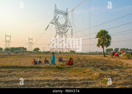 L'INDE, le Bihar, l'un des paysans gropu regardant la construction d'un bâtiment moderne de haute tension lin dans les zones rurales de l'Inde Banque D'Images