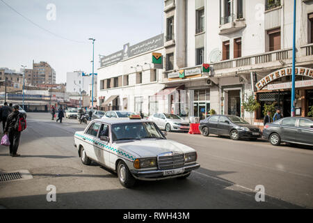 CASABLANCA, MAROC - Le 5 mars 2019 : un grand taxi dans les rues de Casablanca, Maroc. Banque D'Images