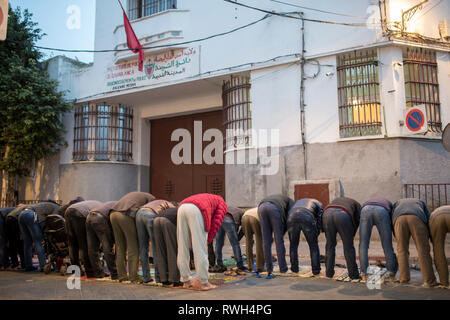 CASABLANCA, MAROC - Le 5 mars 2019 : Les gens priant dans les rues de Casablanca, Maroc. Banque D'Images