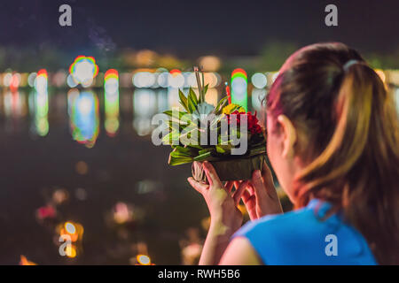 Loy Krathong festival, les gens acheter des fleurs et des bougies à la lumière et flottent sur l'eau pour célébrer le festival de Loy Krathong en Thaïlande Banque D'Images