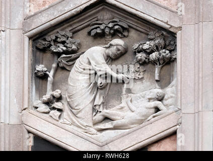 Création d'Adam, Andrea Pisano, 1334-36., relief sur le campanile de Giotto de Cattedrale di Santa Maria del Fiore à Florence Banque D'Images