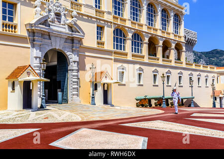 Gardien de sécurité dans Prince's Palace à Fontvielle, Monte-Carlo, Monaco, Cote d'Azur, French Riviera. Banque D'Images