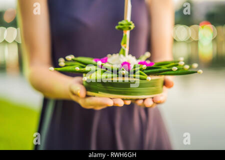 Jeune femme célèbre Loy Krathong, fonctionne sur l'eau. Loy Krathong festival, les gens acheter des fleurs et des bougies à la lumière et flottent sur l'eau pour célébrer Banque D'Images