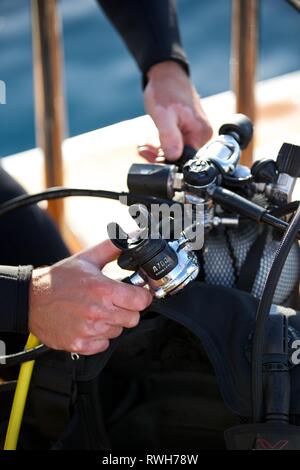 Sous-mains tenant les équipements de plongée avec jauge d'oxygène à bord de yacht - convient pour la formation de sécurité en plongée Banque D'Images