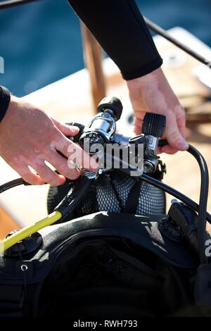 Sous-mains tenant les équipements de plongée avec jauge d'oxygène à bord de yacht - convient pour la formation de sécurité en plongée Banque D'Images