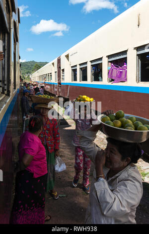 KALAW, MYANMAR - 23 novembre, 2018 : Vertical photo de femmes birmanes traditionnelles vente de fruits sur le chemin de fer à Kalaw, Myanmar Banque D'Images