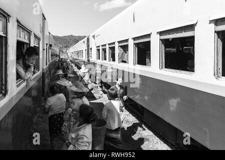 KALAW, MYANMAR - 23 novembre, 2018 : Noir et blanc photo des savoirs traditionnels birmans dans leur vie de tous les jours sur le chemin de fer à Kalaw, Myanmar Banque D'Images