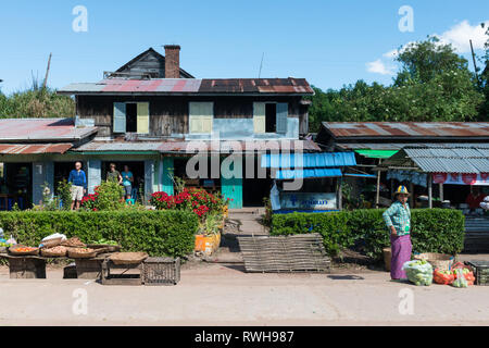 KALAW, MYANMAR - 23 novembre, 2018 : photo horizontale de la plate-forme avec birmans de Kalaw, Myanmar Banque D'Images