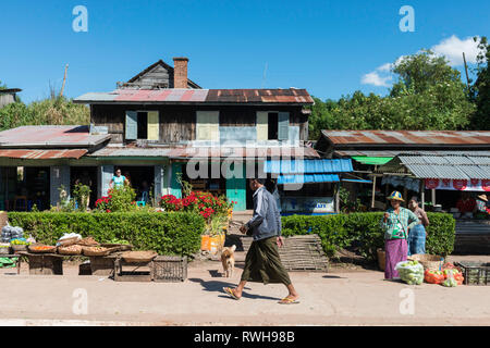 KALAW, MYANMAR - 23 novembre, 2018 : photo horizontale de la plate-forme avec birmans au cours de journée ensoleillée à Kalaw, Myanmar Banque D'Images