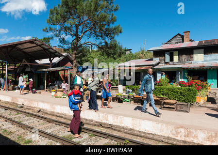 KALAW, MYANMAR - 23 novembre, 2018 Grand angle : Photo de famille birmane dans la vie quotidienne à Kalaw, Myanmar Banque D'Images