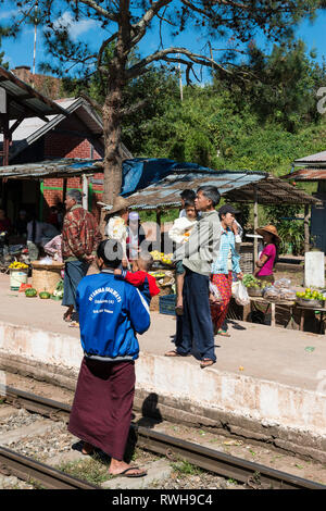 KALAW, MYANMAR - 23 novembre, 2018 : Vertical photo de familles birmanes à la gare de Kalaw, Myanmar Banque D'Images