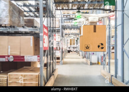 Le rendu 3d image de drone avec box in warehouse Banque D'Images