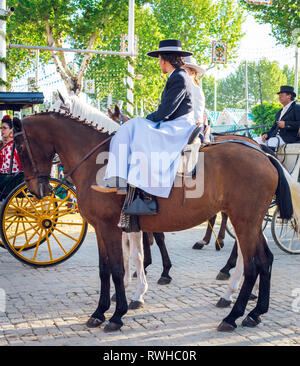 Les femmes de l'équitation et la célébration de la foire d'Avril de Séville, Séville Salon (Feria de Séville). Banque D'Images