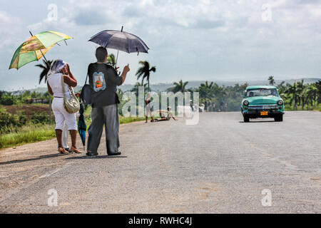 San Cristóbal, Cuba. 29 mai, 2009. L'attelage-hickers proposant aux automobilistes afin de les inciter à s'arrêter et leur donner un tour sur th A4 motorw Banque D'Images