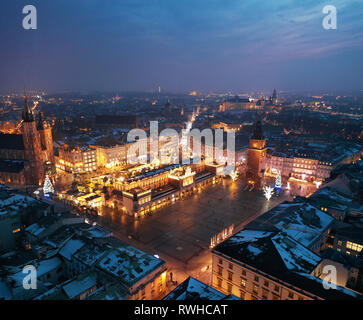 Vue aérienne de la place du marché à Cracovie, Pologne la nuit. La ville de Noël Banque D'Images