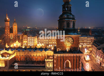 Vue aérienne de la place du marché à Cracovie, Pologne la nuit. La ville de Noël Banque D'Images