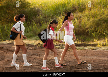 Artemisa, Cuba. 29 mai, 2009. Promenades d'une mère de ses deux enfants à l'école tôt le matin à l'extérieur de Artemisa, Cuba. Banque D'Images