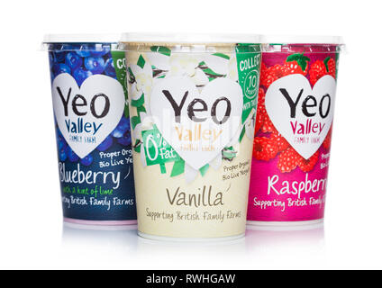 Londres, UK - Mars 05, 2019 : YEO Valley Family Farm Bon Vivre Bio Bio yaourt sur fond blanc. Banque D'Images