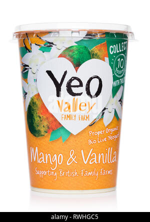 Londres, UK - Mars 05, 2019 : YEO Valley Family Farm Bon Vivre Bio Bio Yaourts à la mangue et à la vanille sur fond blanc. Banque D'Images