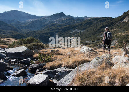 Sac à dos de randonneur avec fille. Parc national de Pirin en Bulgarie. Femme tourisme Profitez d'une vue magnifique sur les montagnes. Banque D'Images