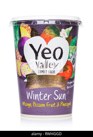 Londres, UK - Mars 05, 2019 : YEO Valley Family Farm Bon Vivre Bio Bio yaourts Soleil d'hiver sur fond blanc. Banque D'Images