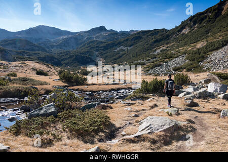 Sac à dos de randonneur avec fille. Parc national de Pirin en Bulgarie. Femme tourisme Profitez d'une vue magnifique sur les montagnes. Banque D'Images