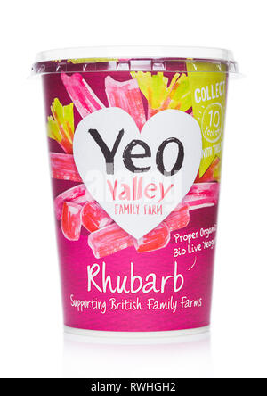 Londres, UK - Mars 05, 2019 : YEO Valley Family Farm Bon Vivre Bio Bio yaourt à la rhubarbe sur fond blanc. Banque D'Images