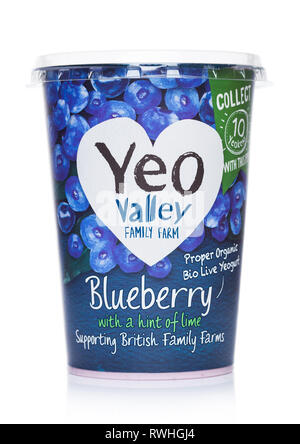 Londres, UK - Mars 05, 2019 : YEO Valley Family Farm Bon Vivre Bio Bio yaourt avec blueberry sur fond blanc. Banque D'Images
