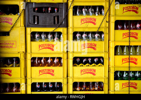 Des lignes et des piles de caisses et de bouteilles jaune Postobon en Colombie, Amérique du Sud. Banque D'Images