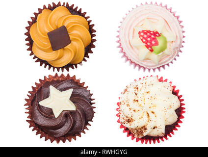 Goût différent cupcakes muffins isolé sur fond blanc. Le caramel, chocolat, Fraise et crème blanche. Banque D'Images