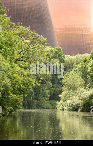 Tours de refroidissement à côté de la rivière Severn à Ironbridge dans le Shropshire, Angleterre, Royaume-Uni. Banque D'Images