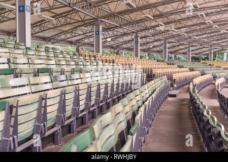 Des rangées de sièges vides en bois dans la région de arena theater à Sopot, Pologne Banque D'Images