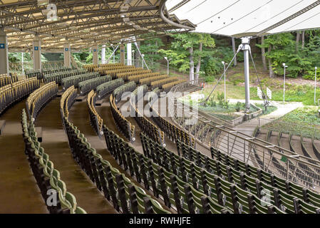 Des rangées de sièges vides en bois dans la région de arena theater à Sopot, Pologne Banque D'Images