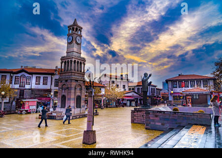 Ankara/Turkey-February 23 2019 : tour de l'horloge dans le district de Hamamonu qui est populaire avec de vieilles maisons turques Banque D'Images