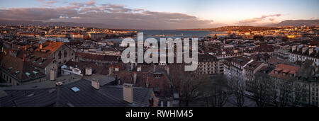 Vue panoramique paysages urbains de Genève en Suisse. Les toits de Genève et les montagnes environnantes au coucher du soleil comme le soleil refléter Banque D'Images