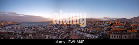 Vue panoramique paysages urbains de Genève en Suisse. Les toits de Genève et les montagnes environnantes au coucher du soleil comme le soleil refléter Banque D'Images