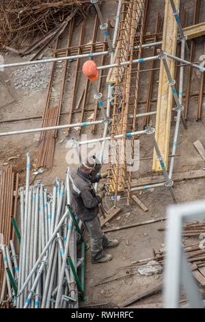 Les travailleurs d'usine à Koksokhim, les soudeurs sont engagés dans la construction et l'installation de structures métalliques sur les hauteurs et dans des conditions de travail Banque D'Images