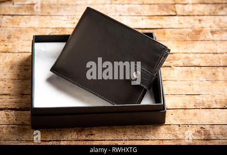 Portefeuille en cuir noir sur une table en bois Vue de dessus Banque D'Images