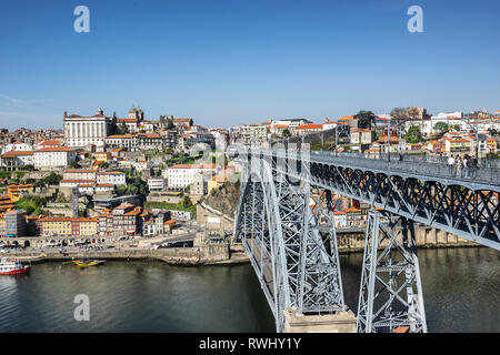 À la recherche de l'autre côté de la rivière Douro à Riberia et le Pont Dom Luis à Porto Banque D'Images