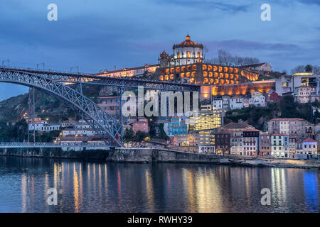 À la recherche de l'autre côté de la rivière Douro à Gaia à partir de la Riberia in Porto Portugal Banque D'Images