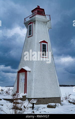 Se dresse comme un phare sentinelle solitaire contre un hiver froid, la baie Georgienne, le Parc National de la Péninsule-Bruce, Tobermory, Ontario, Canada Banque D'Images