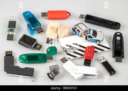 Des clés USB, divers types, tailles, dessins, documents publicitaires, Banque D'Images